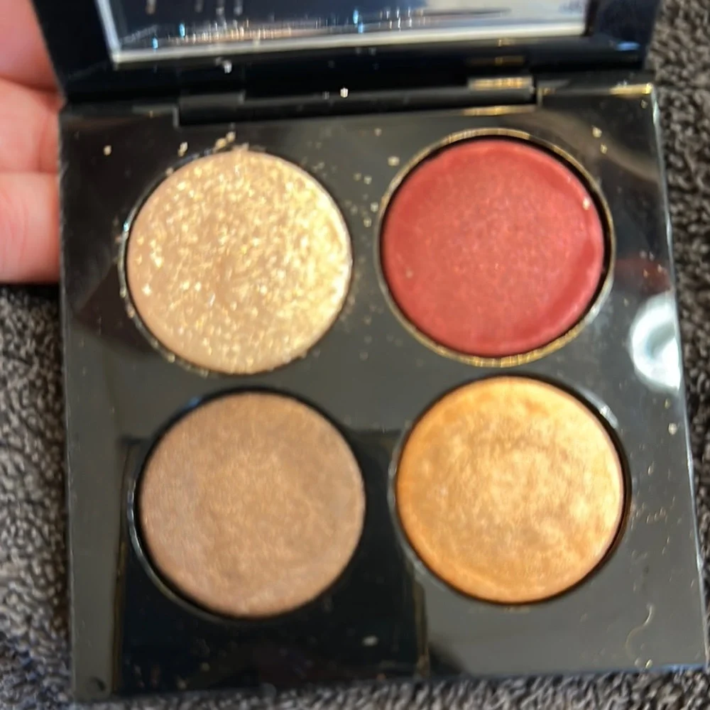 Elegant Black and Gold Eyeshadow Palette - Picture 3 of 4